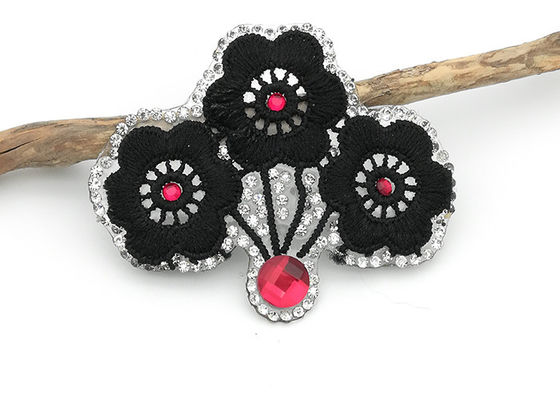 中国 黒い花の刺繍はWintersweetによって形づけられるカスタマイズされた色/サイズを修繕します サプライヤー