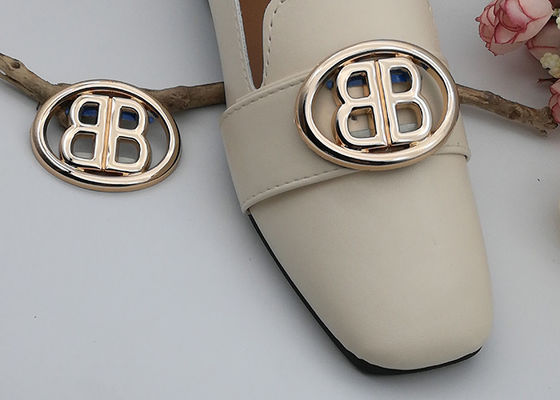 中国 Ecoのプラスチック友好的で装飾的な銀製の靴は女性の靴のための適した締めます サプライヤー