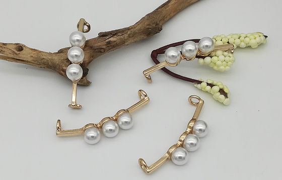 中国 摩耗ベルト真珠のサイズ45*7cmの簡単な様式の靴亜鉛合金の女性靴クリップ サプライヤー